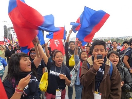 Bạn bè quốc tế sôi nổi đón đoàn Việt Nam.