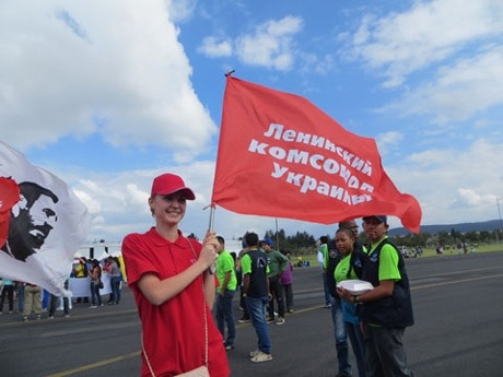 Yanina, cô gái Ucraina xinh đẹp với lá cờ của tổ chức mình.