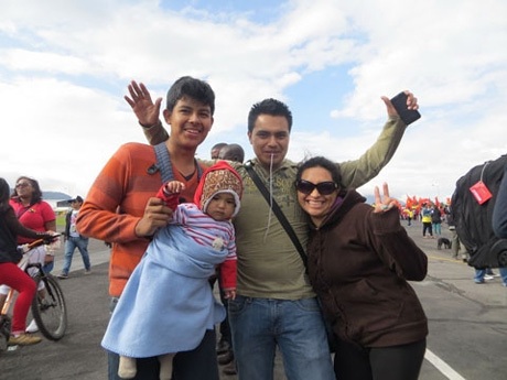 Mang cả con đi dự Festival.