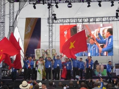 Đoàn Việt Nam đi qua sân khấu, MC hô Viva Việt Nam.