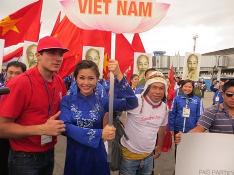 Rất đông người thích chụp ảnh với đoàn Việt Nam.
