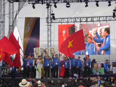 Festival Thanh niên SV thế giới: Ngất trời nhiệt huyết trẻ - 1 Đoàn đại biểu Việt Nam khi đi qua sân khấu, MC hô Viva Việt Nam.