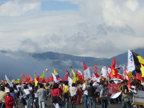 Rợp trời cờ và biểu ngữ.