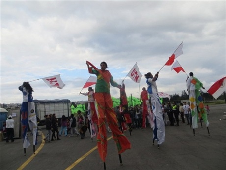 Có cả những đoàn đại biểu xuất hiện theo cách rất độc đáo.