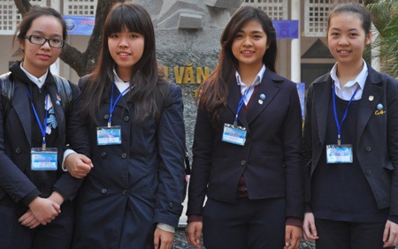 Gặp 9X trường Bưởi đẹp xinh, học giỏi - 3 Huyền Trang (trái) và Lan Hương trên bục nhận giải chiều 26/12.