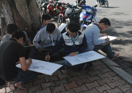 SV kiến trúc Đà Nẵng “đổ bộ” xuống đường làm đề tài - 3 Sinh viên tập trung cho sản phẩm nghệ thuật của mình.