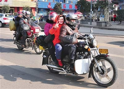 Không mua được vé tàu, cưỡi ngựa về quê ăn Tết - 2 Không mua được vé tàu, cưỡi ngựa về quê ăn Tết