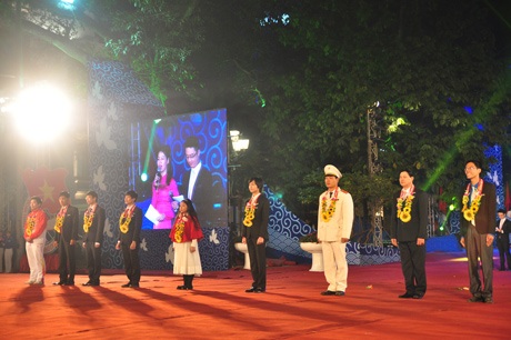 Vinh danh 10 gương mặt trẻ tiêu biểu Thủ đô 2013 - 1 Những gương mặt tiêu biểu thủ đô được vinh danh.