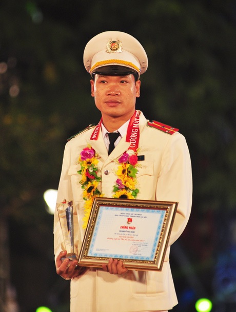 Vinh danh 10 gương mặt trẻ tiêu biểu Thủ đô 2013 - 4 Thượng úy Nguyễn Văn Quyền.