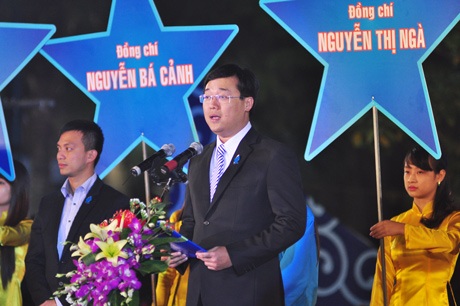 Vinh danh 10 gương mặt trẻ tiêu biểu Thủ đô 2013 - 5 Anh Lê Quốc Phong - Tân Chủ tịch hội SVVN khóa IX cùng ban thư ký ra mắt tuổi trẻ thủ đô.