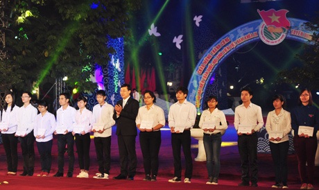 Vinh danh 10 gương mặt trẻ tiêu biểu Thủ đô 2013 - 6 Trao học bổng tới 50 trường hợp SV vượt khó học giỏi.