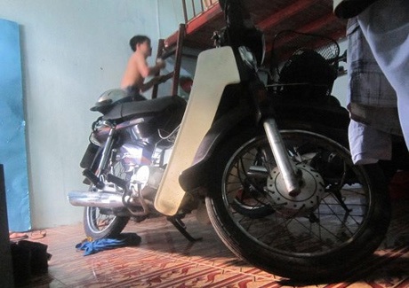 Sợ trộm, sinh viên “cầm đồ” để về quê ăn Tết! - 3 Những vật dụng đắt tiền đều được các bạn sinh viên đem đi gửi nơi khác.