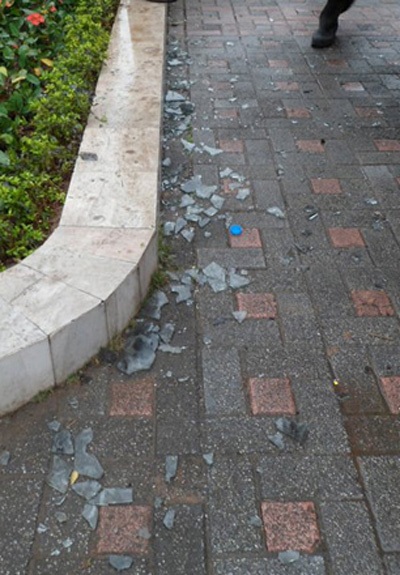 Cháy lớn tại giảng đường Đại học Ngoại thương Hà Nội - 6 Mảnh kính vỡ vương vãi dưới sân tòa nhà sau vụ cháy