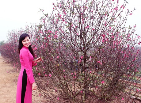 Giới trẻ Hà thành đọ sắc bên hoa đào đầu Xuân - 2 Bạn trẻ Hà thành đọ dáng cùng sắc hoa đào