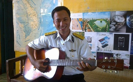 Thời gian rảnh anh Sơn đánh đàn, thổi sáo cho vơi nỗi nhớ nhà.