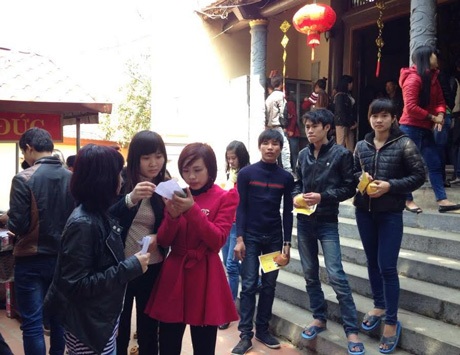 Chụp ảnh lưu niệm đầu xuân.