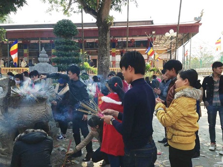...mà nhiều bạn trai cũng thành kính thắp hương ngày đầu năm.