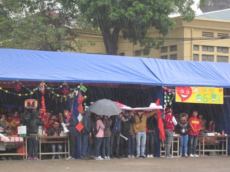 Á hậu Dương Tú Anh cùng ngàn bạn trẻ hiến máu tại “Chủ nhật Đỏ” - 7 Cơn mưa to bất ngờ trút xuống cũng không làm giảm nhiệt huyết bạn trẻ