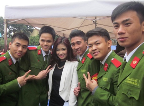 Những chàng cảnh sát tương lai tự hào hiến máu cứu người - 4 Các bạn sinh viên Cảnh sát tươi cười chụp ảnh với khách mời
