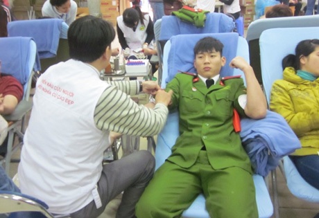 Những chàng cảnh sát tương lai tự hào hiến máu cứu người - 2 Các bạn sinh viên HV Cảnh sát Nhân dân tham gia vào “Ngày chủ nhật đỏ”