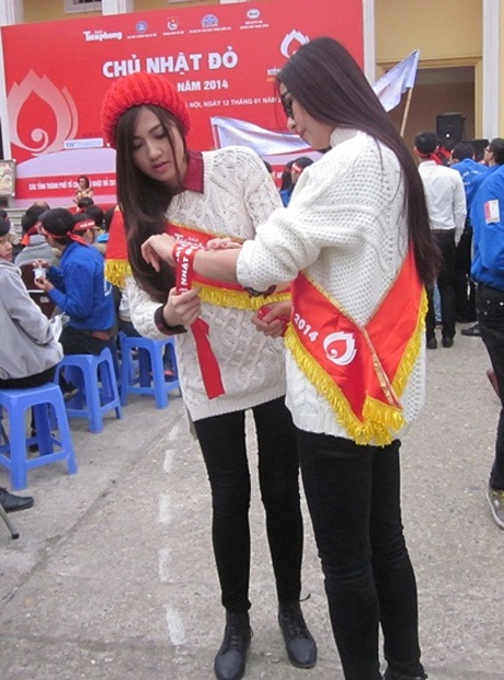 Á hậu Dương Tú Anh cùng ngàn bạn trẻ hiến máu tại “Chủ nhật Đỏ” - 6 Ngọc Hân - Tú Anh vô cùng thân thiết trong suốt chương trình