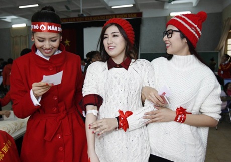 Á hậu Dương Tú Anh cùng ngàn bạn trẻ hiến máu tại “Chủ nhật Đỏ” - 2 Và được hai bạn thân là Hoa hậu Ngọc Hân và người đẹp biển Nguyễn Thị Loan hỗ trợ.