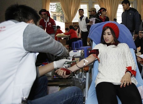 Á hậu Dương Tú Anh cùng ngàn bạn trẻ hiến máu tại “Chủ nhật Đỏ” - 1 Á hậu Dương Tú Anh trực tiếp tham gia hiến máu cứu người.