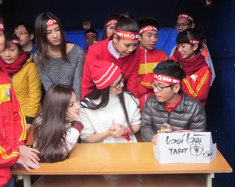 Á hậu Dương Tú Anh cùng ngàn bạn trẻ hiến máu tại “Chủ nhật Đỏ” - 8 Tranh thủ trú mưa, các người đẹp giải trí cùng sinh viên bói bài Tarot