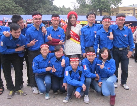 Á hậu Dương Tú Anh cùng ngàn bạn trẻ hiến máu tại “Chủ nhật Đỏ” - 5 Á hậu Tú Anh chụp ảnh cùng sinh viên tình nguyện