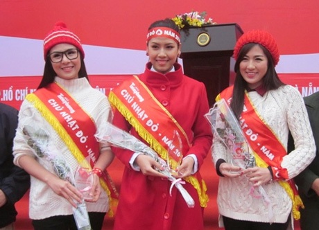 Á hậu Dương Tú Anh cùng ngàn bạn trẻ hiến máu tại “Chủ nhật Đỏ” - 3 Bộ ba người đẹp giản dị, xinh đẹp trong ngày hội “Chủ nhật đỏ”