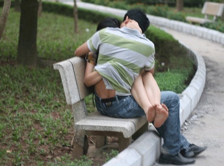 Những cảnh tượng nơi công cộng thế này khiến nhiều người nhức mắt