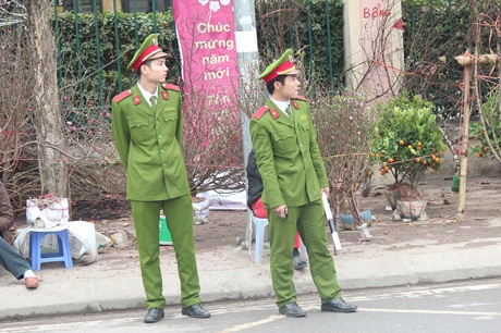Những học viên cảnh sát căng mình vì giao thông ngày cận Tết - 4 Giữ gìn trật tự, an ninh trên đường Hoàng Quốc Việt.