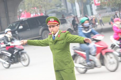 Những học viên cảnh sát căng mình vì giao thông ngày cận Tết - 2 Học viên Tạ Quang Tân phân luồng taxi tại khu vực phía trước bến xe Mỹ Đình.