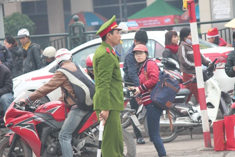 Những học viên cảnh sát căng mình vì giao thông ngày cận Tết - 3 Học viên Tạ Quang Tân phân luồng taxi tại khu vực phía trước bến xe Mỹ Đình.