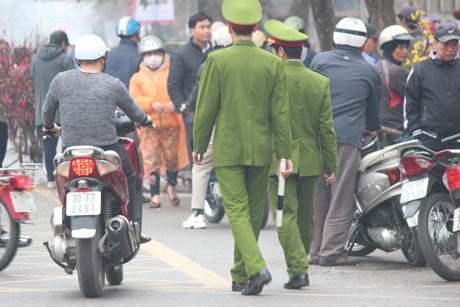 Những học viên cảnh sát căng mình vì giao thông ngày cận Tết - 5 Giữ gìn trật tự, an ninh trên đường Hoàng Quốc Việt.