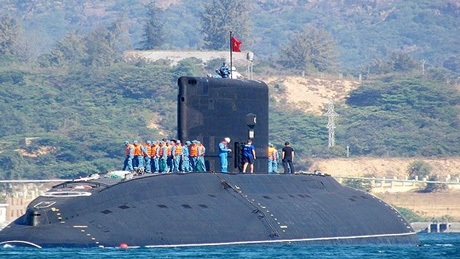 Vai trò tàu ngầm Kilo trong “phòng thủ chủ động” của hải quân Việt Nam (1) - 1 Tàu ngầm Kilo HQ-182 Hà Nội vừa cập cảng Cam Ranh ngày 03/01