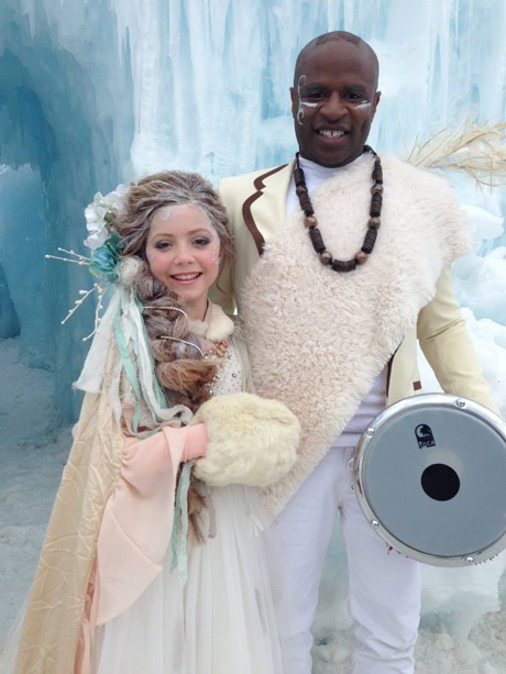 Sự góp mặt của nam ca sĩ 
Alex Boye với phong cách thổ dân càng khiến MV thú vị hơn bao giờ 
hết.