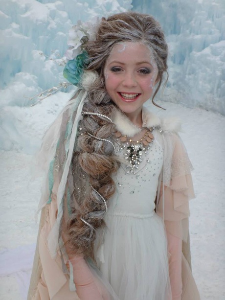 Lexi hóa thân thành nữ 
hoàng tuyết Elsa trong MV “Let it go”.