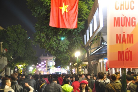 Hàng vạn bạn trẻ Hà thành đếm ngược đón năm mới 2014
