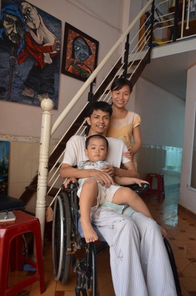Chuyện tình cô nữ sinh trường y với chàng trai bị liệt tứ chi - 1 Anh Hiền hạnh phúc bên gia đình mình