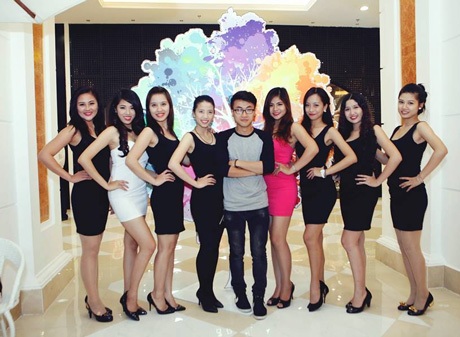 Người mẫu quảng cáo - Nghề “hot” mùa Tết - 1 Nhiều bạn trẻ tranh thủ làm thêm PG dịp cuối năm để có thêm thu nhập cho Tết.