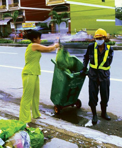 Chiêu lừa “khuyến mại tiền… đổ rác” - 1 Người dân cần cảnh giác để nộp phí vệ sinh đúng đối tượng, mục đích, không để kẻ gian lừa đảo.