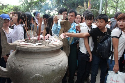 Chỉ ở Việt Nam mới có kiểu nhét tiền vào tay tượng Phật! - 3 Đặt vào lư hương...