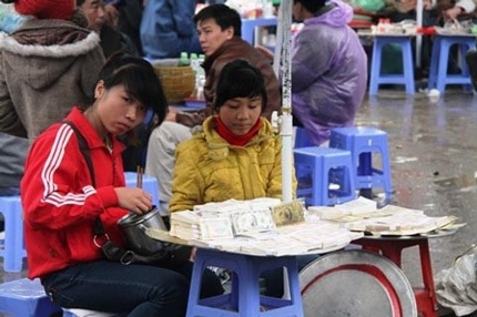 Chỉ ở Việt Nam mới có kiểu nhét tiền vào tay tượng Phật! - 18 Ở khu vực di tích, lễ hội cũng sẽ không còn cảnh đổi tiền lẻ công khai như thế này?