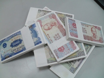 Chỉ ở Việt Nam mới có kiểu nhét tiền vào tay tượng Phật! - 17 Năm nay sẽ không có thêm tiền mới mệnh giá từ 2000 trở xuống.