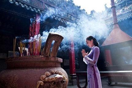 Chỉ ở Việt Nam mới có kiểu nhét tiền vào tay tượng Phật! - 16 Một hình ảnh đẹp chốn linh thiêng.