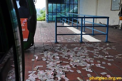 Chỉ ở Việt Nam mới có kiểu nhét tiền vào tay tượng Phật! - 15 Suối Giải oan cũng tắc vì tiền lẻ.