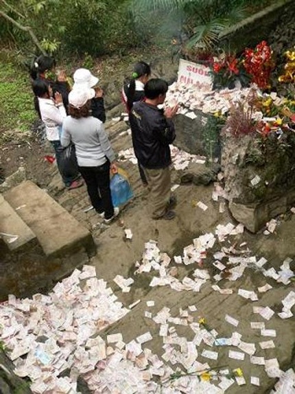 Chỉ ở Việt Nam mới có kiểu nhét tiền vào tay tượng Phật! - 14 Suối Giải oan cũng tắc vì tiền lẻ.