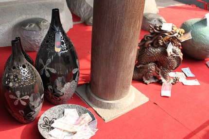 Chỉ ở Việt Nam mới có kiểu nhét tiền vào tay tượng Phật! - 11 Rải tiền cầu xin điều gì ở nơi trưng bày đồ gốm? Ảnh: Dân trí