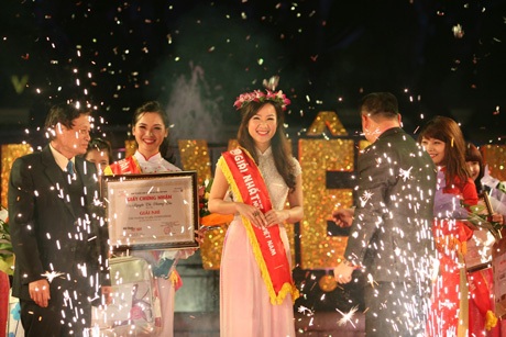 “Thành phố hoàng gia” Royal City - Điểm hẹn của sự kiện - 4 Cận cảnh nhan sắc Nữ sinh Việt tỏa sáng giữa Quảng trường Royal City.